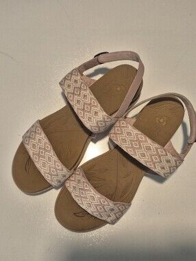 Skechers BOBS Beach Kiss sandals in a blush pink color featuring a woven chevron